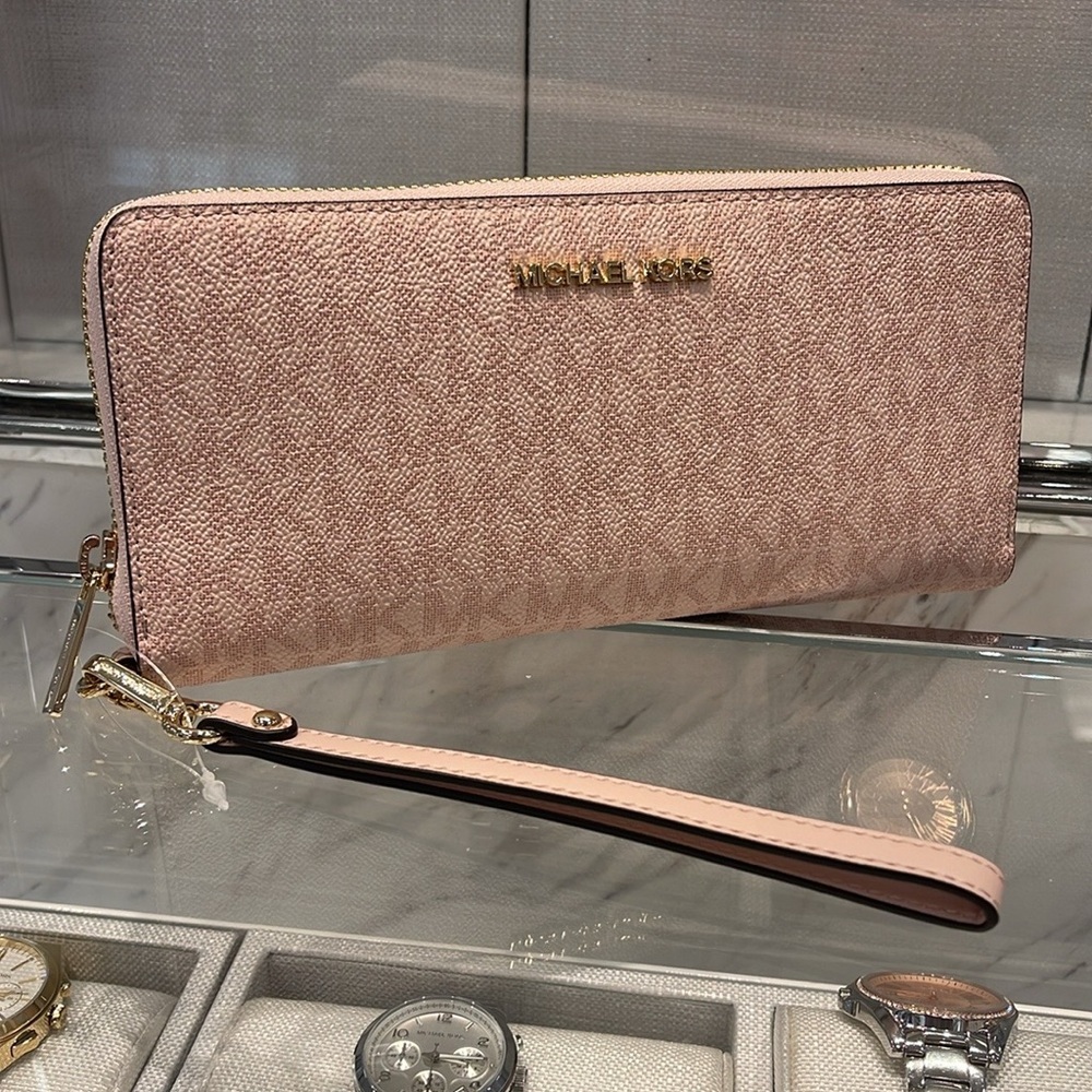 MICHAEL KORS Jet Set Travel Lg Signature Logo Continental Wristlet
POWDER BLUSH